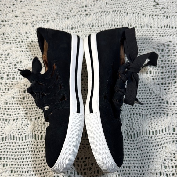 L’Amour Des Pieds Kanav Classic Black and White Sneakers Size 7 1/2 - Picture 3 of 8